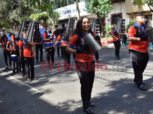 FOTOS: Coloridos desfiles protagonizaron al menos 300 escuelas en la capital