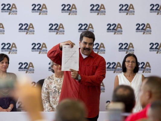 Nicolás Maduro inscribió su candidatura sin oponentes de peso; venezolanos lo acompañan al CNE