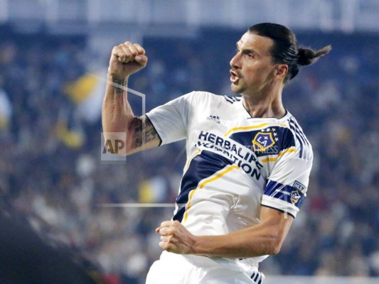 Zlatan Ibrahimovic anota 3; gana duelo a Vela en clásico angelino&nbsp;