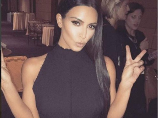 Hombre le muerde el trasero a Kim Kardashian