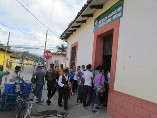 Hasta dos horas esperan pacientes del IHSS por cupo