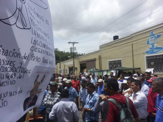Empleados del SANAA se toman primera avenida