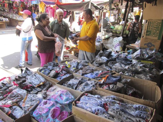 Feria patronal reactiva economía informal en el sur
