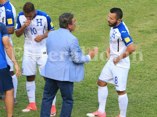 Contrato de Jorge Luis Pinto vence en un mes... ¿Sigue o se va?