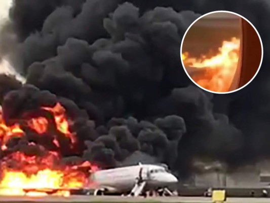 Uno de los pasajeros grabó desde el interior del jet de la aerolínea rusa Aeroflot en el momento cuando se efectuaba el aterrizaje de emergencia en el aeropuerto Sheremetievo en Moscú, Rusia.