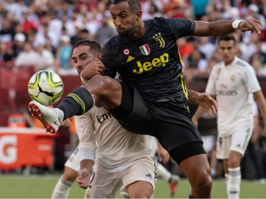 Mehdi Benatia, del Juventus, controla el balón delante de Dani Carvajal, del Real Madrid, durante la Copa de Campeones Internacional. Foto AFP