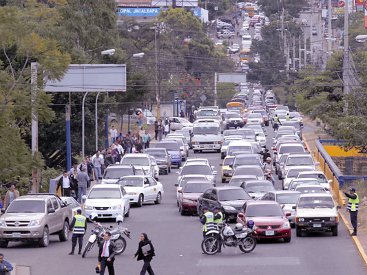 Marcha de maestros paraliza el tráfico en la capital hondureña