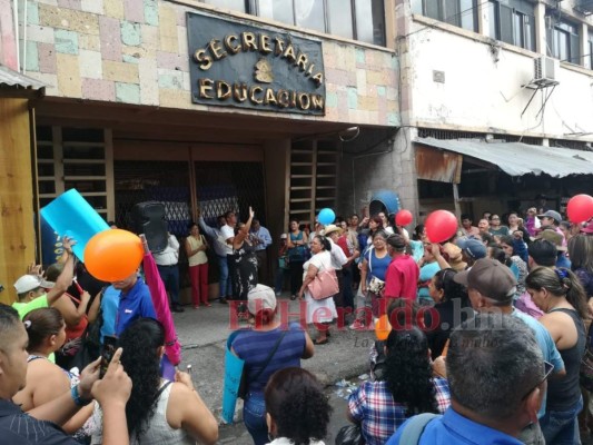 Ministro de Educación a maestros en protesta: 'Al personal no se le debe absolutamente nada'