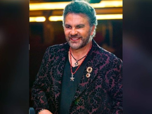 Manuel Mijares es captado usando silla de ruedas y preocupa a sus fans