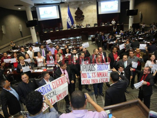 Pancartas, canciones y sonrisas, el ambiente previo a elección de fiscal general