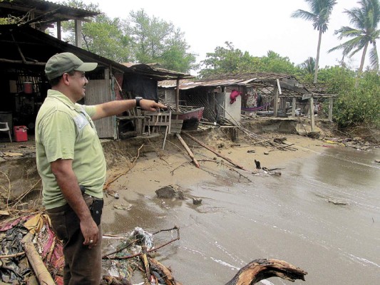 Casas destruidas en Punta Ratón por embate de elevadas olas