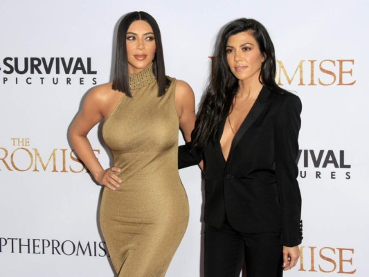 Kourtney Kardashian publica sensual foto en traje de baño junto a su hermana Kim