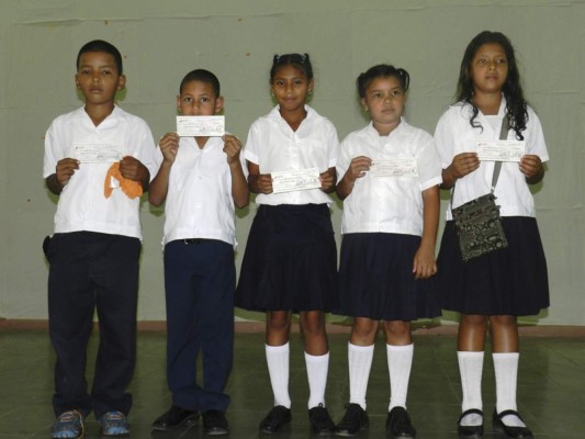 Honduras: Brindan reconocimiento a estudiantes de excelencia