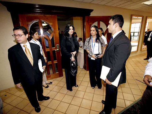 Instalan foros y debates en primer día de Cumbre del SICA en Honduras