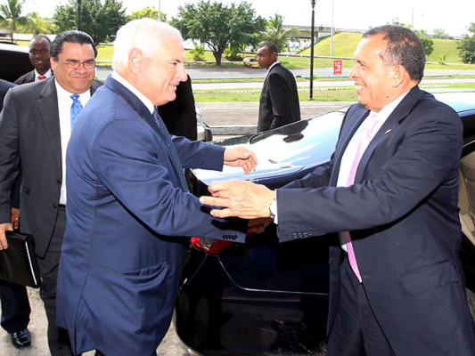 Porfirio Lobo pide en Panamá a empresarios mirar hacia Honduras