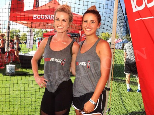 Las chicas que engalanan el estadio de la Universidad de Phoenix, escenario del duelo entre México y Honduras