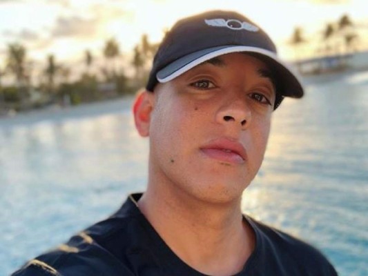 Daddy Yankee se relaja en la playa tras el éxito de su canción 'Dura'