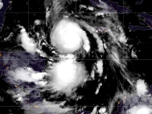 Delta se convierte en 'peligroso' huracán categoría 4 que avanza rumbo a México