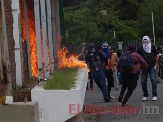 FOTOS: Así fue el violento enfrentamiento en el bulevar de las Fuerzas Armadas