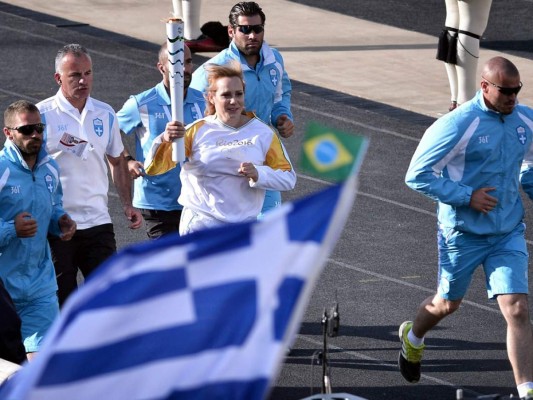 La llama olímpica de los Juegos 2016 es entregada oficialmente a Brasil