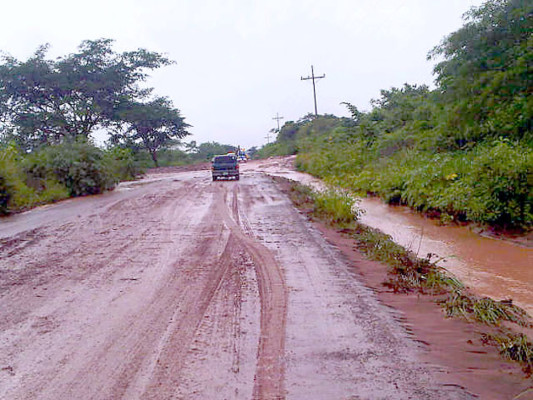Al menos cinco mil personas incomunicadas dejan lluvias en Honduras