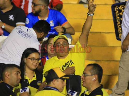 Ambiente festivo se vive en las graderías del Nacional previo a Olimpia-Real España