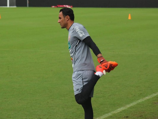 ¡Es un felino! Keylor Navas brilló en el entrenamiento de Costa Rica en el Morera Soto