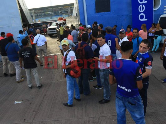 FOTOS: Aficionados de Motagua comienzan a pintar de azul el Estadio Nacional