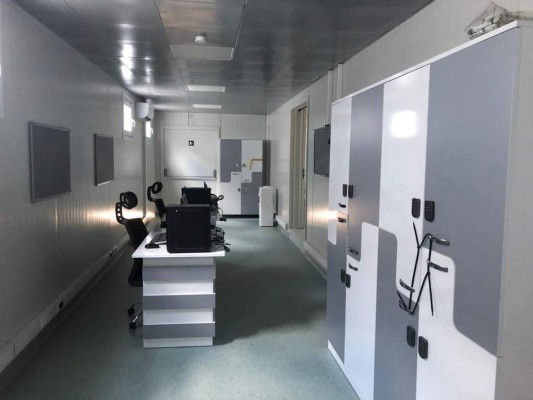 FOTOS: Así avanza la instalación de los urgentes hospitales móviles