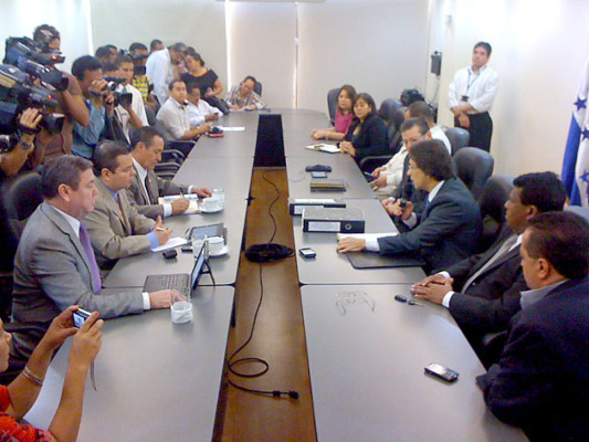 Alianza Patriótica, que postula a Vásquez Velásquez, inscribe su partido ante el TSE