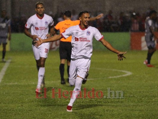 Festejo, consejos a los jugadores y presión por el debut: lo que no se vio en TV del triunfo de Olimpia en Danlí