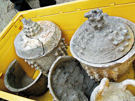 El IHAH acude a recuperar antiguas vasijas lencas en Comayagua