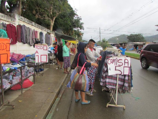 Comerciantes invaden las afueras de la terminal de Danlí
