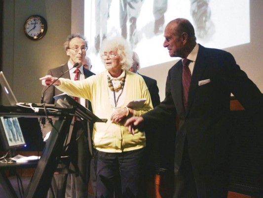 En esta fotografía de archivo del 29 de mayo de 2013 la escritora de viajes, periodista y autora de ficción Jan Morris, centro, con el duque de Edimburgo, derecha, durante una recepción para celebrar el 60 aniversario de la conquista del Everest en la Sociedad Geográfica Real en Londres. Foto: AP.