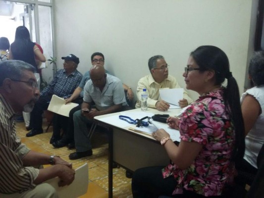 Exempleados de la DEI acuden a tramitar el pago de sus prestaciones&nbsp;&nbsp;