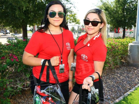 Las chicas que engalanan el estadio de la Universidad de Phoenix, escenario del duelo entre México y Honduras