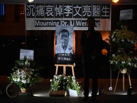 FOTOS: Entre indignación y dolor rinden honor a doctor que alertó sobre coronavirus; China confirmó su muerte