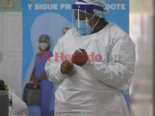 Con mucha esperanza y alegría médicos reciben vacuna contra covid-19 en Honduras (Fotos)