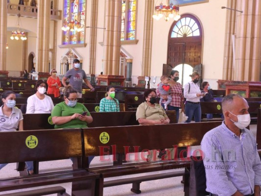 FOTOS: Feligreses visitan la Basílica previo al Día de la Virgen de Suyapa