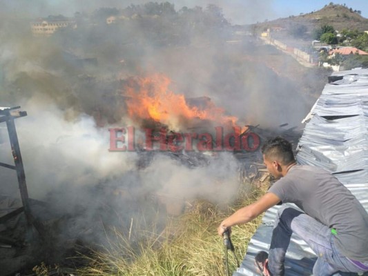 Incendio consume taller mecánico en anillo periférico de la capital de Honduras