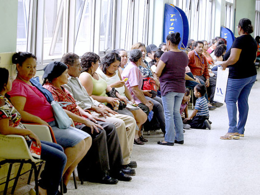 Especialistas paralizan consulta externa en hospital Escuela