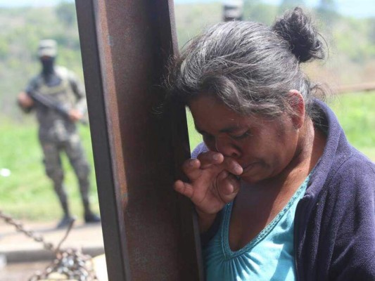 Madres lloran al saber que no podrán ver a sus hijos en la Penitenciaría Nacional en este Día de la Madre