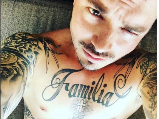 J Balvin dice adiós a sus tatuajes por su mamá