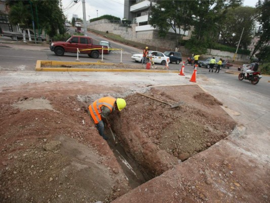 Construyen pilastras para puente elevado en Loma Linda