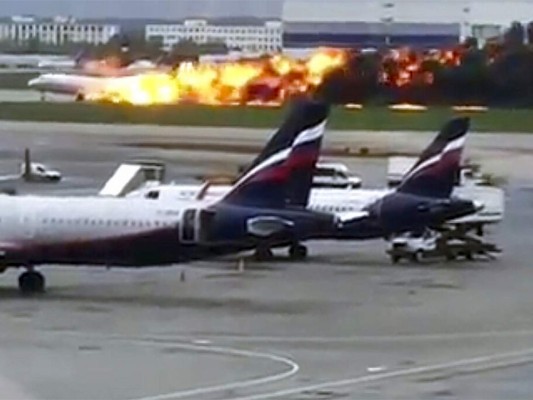 El avión de Aeroflot que se incendió en el aeropuerto Sheremetyevo en Moscú. Foto tomada de un video tomado por el usuario de Instagram @artempetrovich. (Foto: AP)