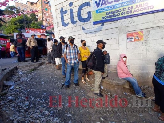 Largas filas sin distanciamiento social en centros de votación de Honduras