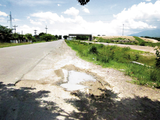 22 casas obstaculizan avance en construcción de carretera