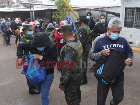 Aglomeración, caos y quejas en el primer día de entrega del Documento Nacional de Identificación