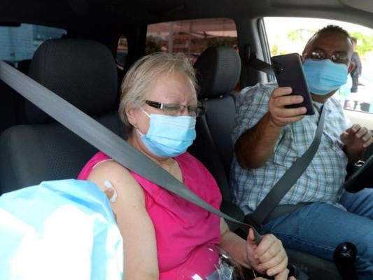 Así continúa vacunación contra covid-19 para adultos mayores en varios puntos de la capital (FOTOS)