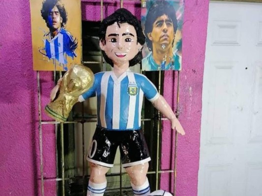 Recuerdan a Maradona con una piñata muy especial